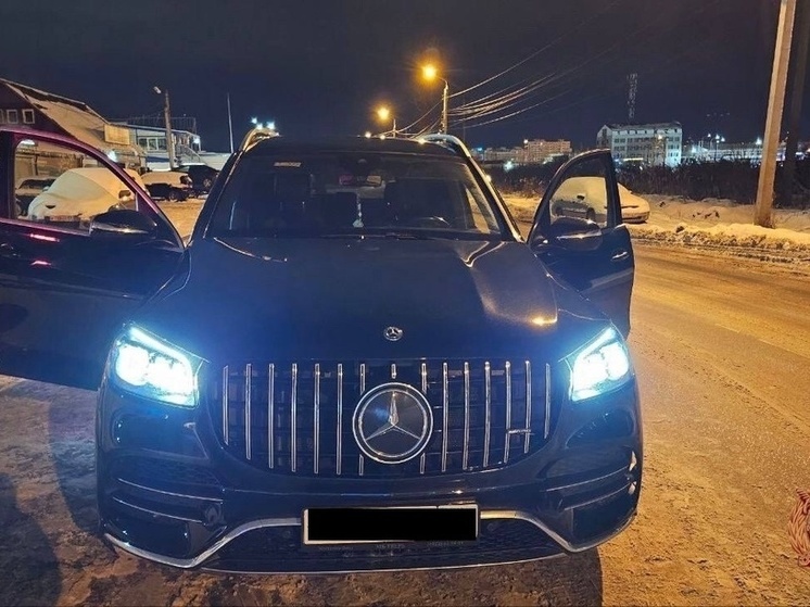 В Твери водителю премиального Mercedes пришлось сдирать тонировку с автомобиля