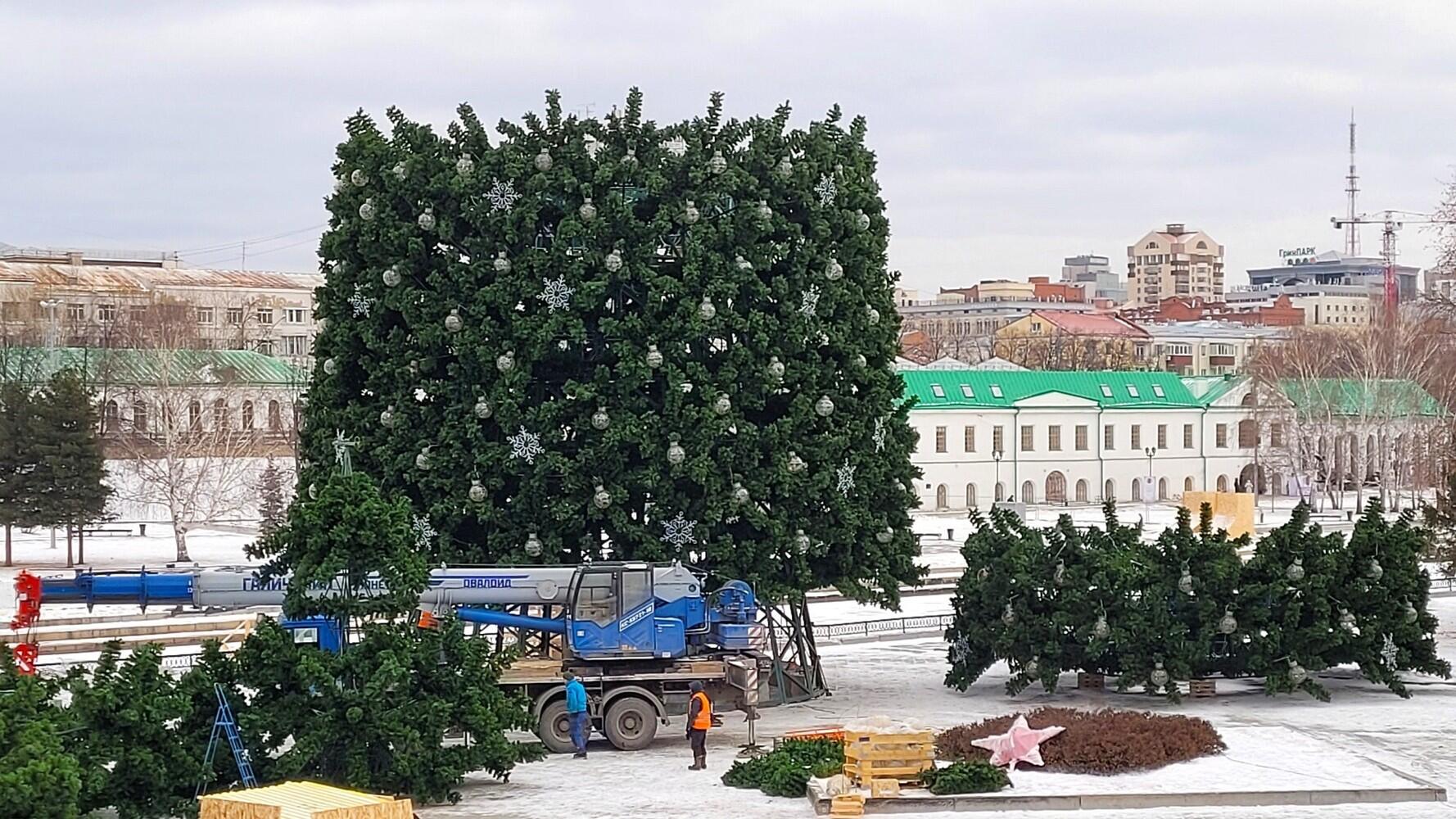 В центре Екатеринбурга монтируют украшения на главных новогодних площадках