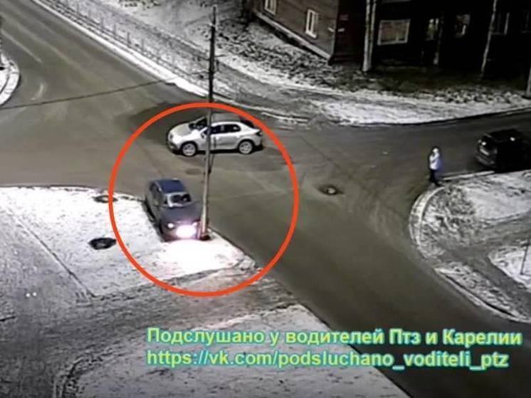 Автомобиль влетел в столб на перекрестке в Петрозаводске