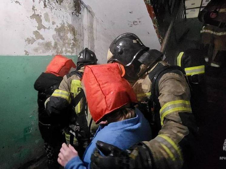 Из горящей пятиэтажки на Октябрьской в Казани спасли 15 человек