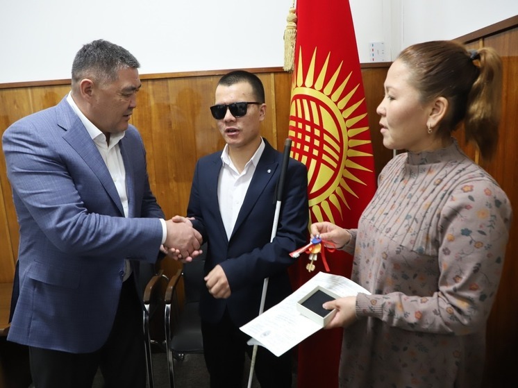 Камчыбек Ташиев вручил ключи от квартиры многодетной семье