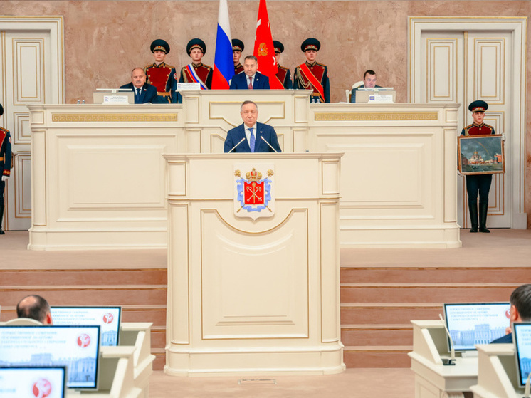 Беглов выступил перед депутатами на заседании в честь 30-летия парламента Петербурга