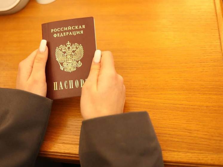 Полицейские вручили юным калининградцам их первые паспорта