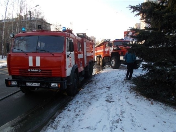 В Курске потушили пожар в жилом доме с пристройкой