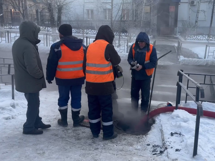 Канализация разлилась по улице в Чите из-за засора