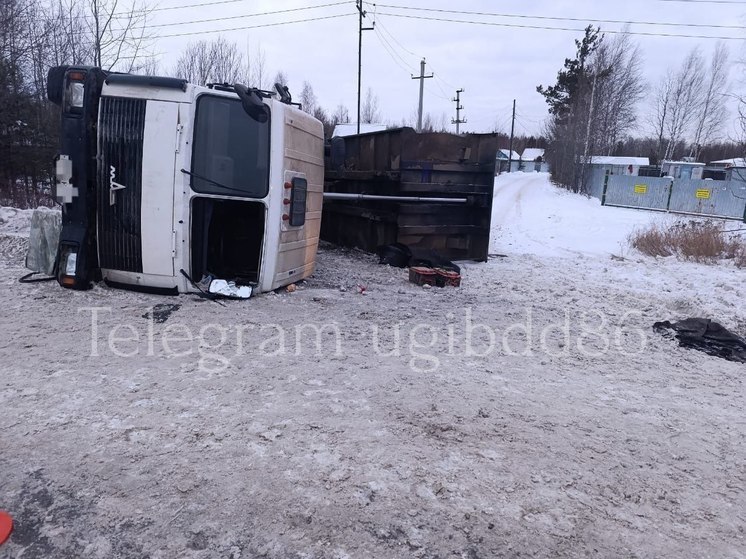 В Урае молодой водитель перевернулся на грузовике