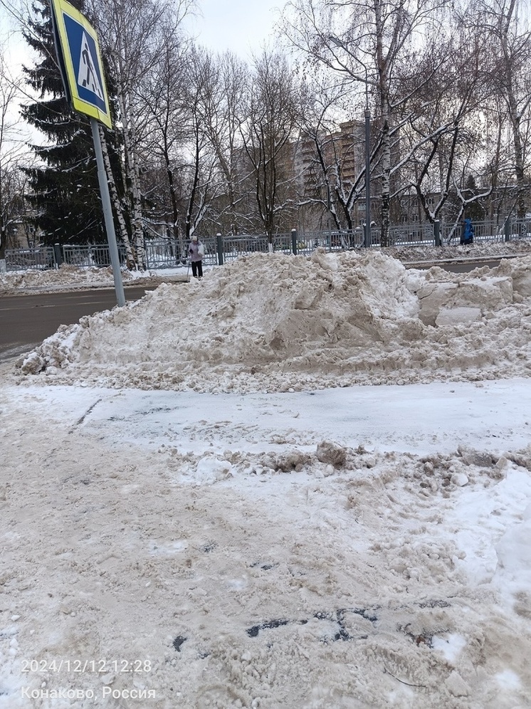 В Тверской области люди не могут перейти дорогу из-за большого сугроба на пешеходном переходе