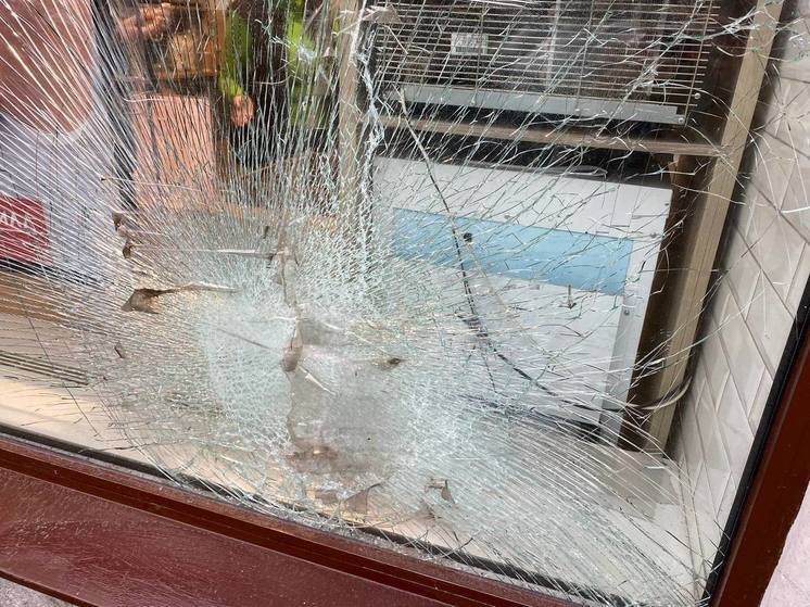 В Чкаловске вандалы расколотили стекло самолета-памятника