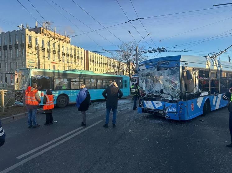 В Петербурге у Путиловского рынка произошло ДТП с троллейбусом и автобусом
