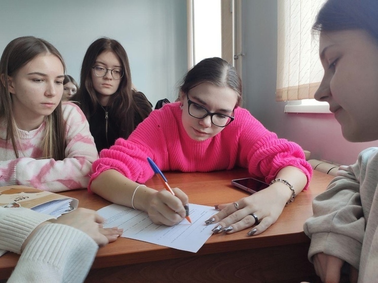 В молодежном Нахимовском центре-музее прошла викторина для студентов о Конституции