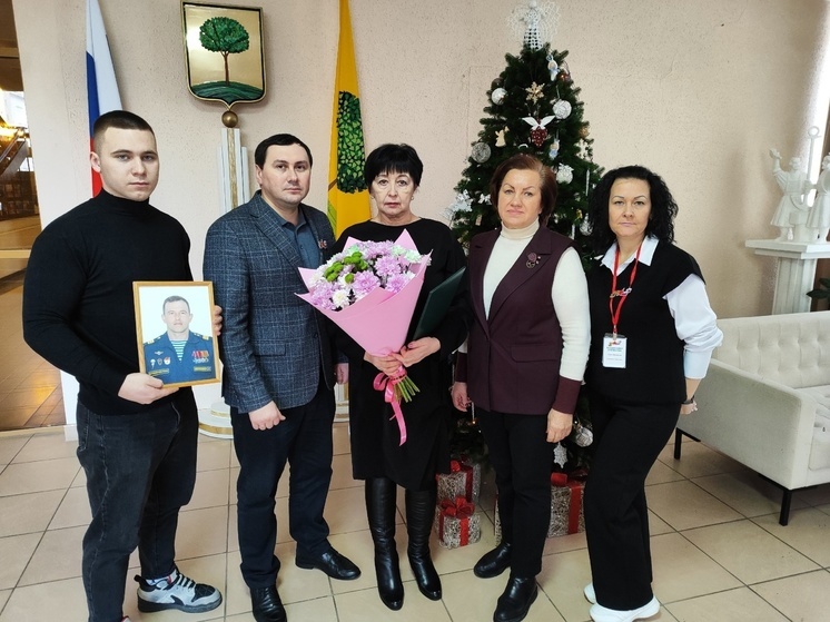 В Липецке почтили память Героя СВО и поздравили его маму с юбилеем