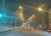 Ролик продолжительностью 4 секунды показывает центральную улицу Университетская, красиво украшенную новогодней иллюминацией