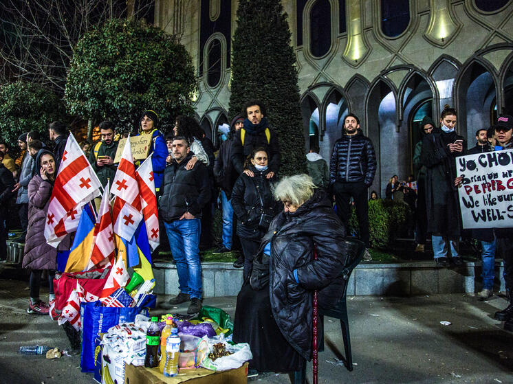 Митинг оппозиции в Тбилиси перед президентскими выборами закончился без происшествий