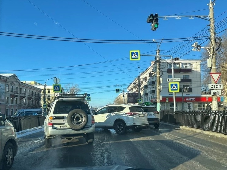 ДТП с двумя иномарками перекрыло полосу улицы Бабушкина в Чите