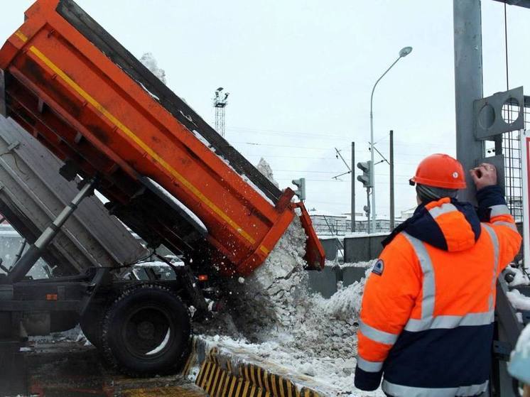 Снегоплавильный пункт Петербурга принял первые грузовики со снегом