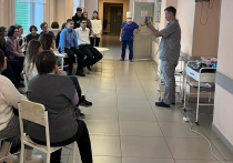 В Ребрихинской ЦРБ прошло мероприятие для старшеклассников. Ученики 9-11 классов благодаря сотрудника медучреждения совершили экскурсию по различным отделениям, а также узнали много нового о современной медицине и методах лечения пациентов, сообщает пресс-служба Минздрава Алтайского края.