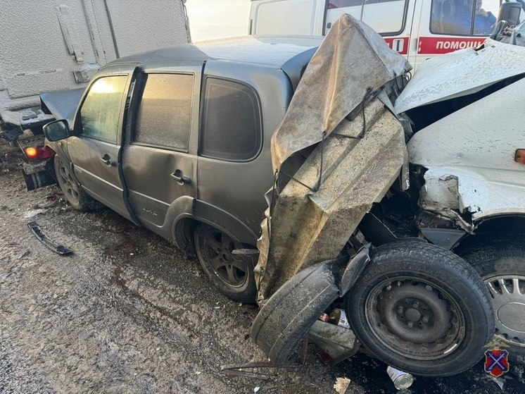 В ДТП в Волгоградской области автомобиль «Нива» зажало между 2 фурами