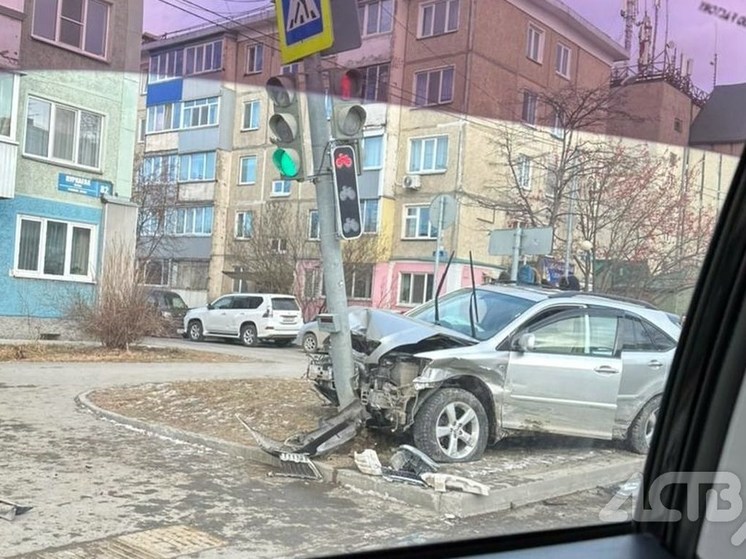 В Южно-Сахалинске автомобиль влетел в светофорный столб