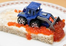 Красная икра — вкусный и полезный деликатес с уникальными питательными качествами и составом. У многих она ассоциируется в первую очередь с празднованием Нового года. В красной икре содержатся ценные белки, полиненасыщенные кислоты омега-3, омега-6, лецитин, витамины А, D, E, группы В, йод, фосфор, магний, кальций. В ней нет углеводов, только белки и жиры.