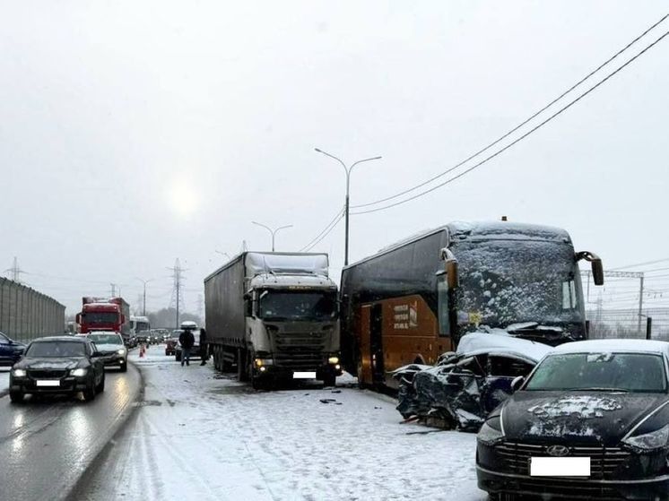 Порядка 20 автомобилей столкнулись на трассе М-4 в Домодедово