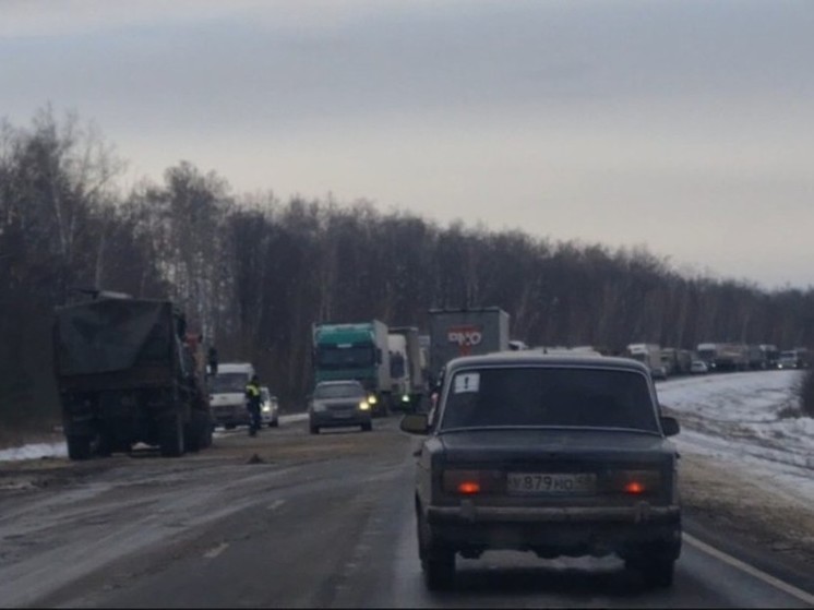 Внушительная пробка образовалась на автодороге из Липецка в Елец