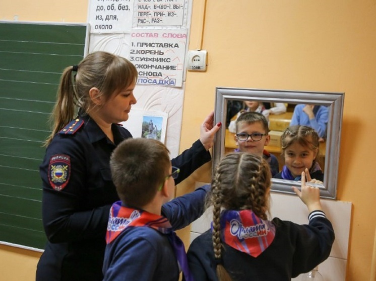 В Пскове эксперты-криминалисты провели увлекательный урок для школьников