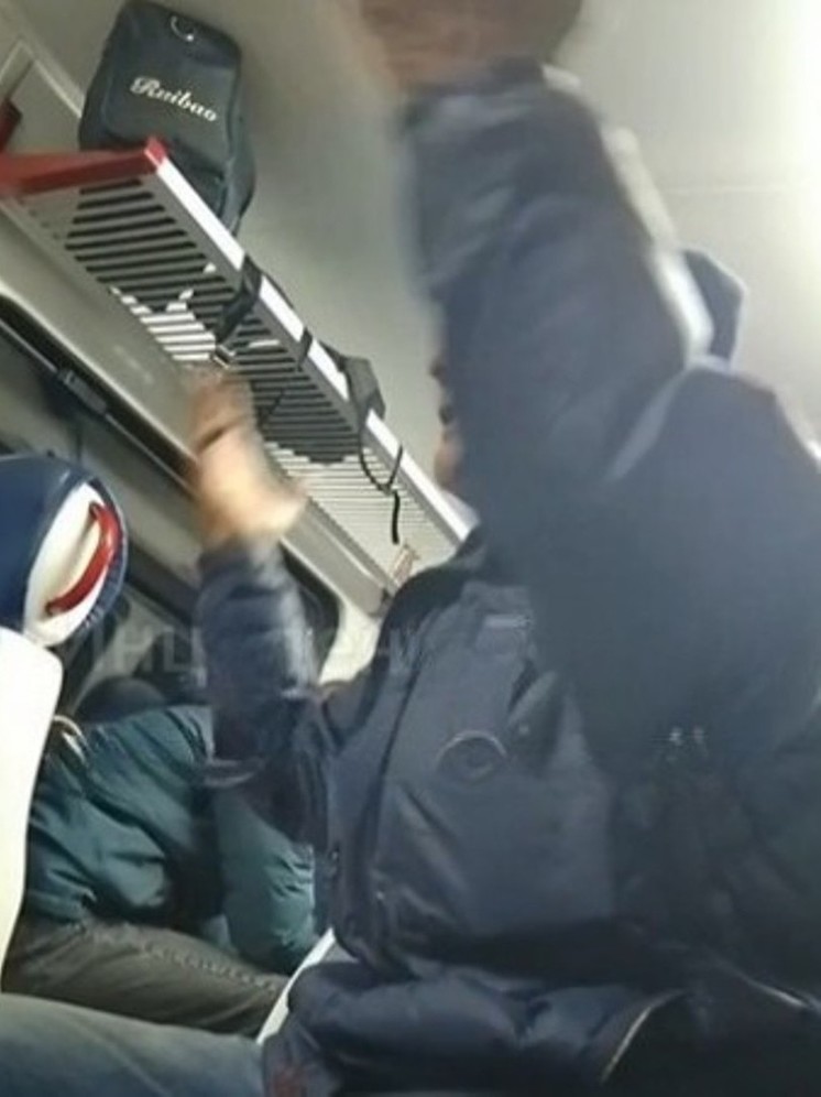 В липецкой электричке пьяный пассажир задирал попутчиков и пил алкоголь