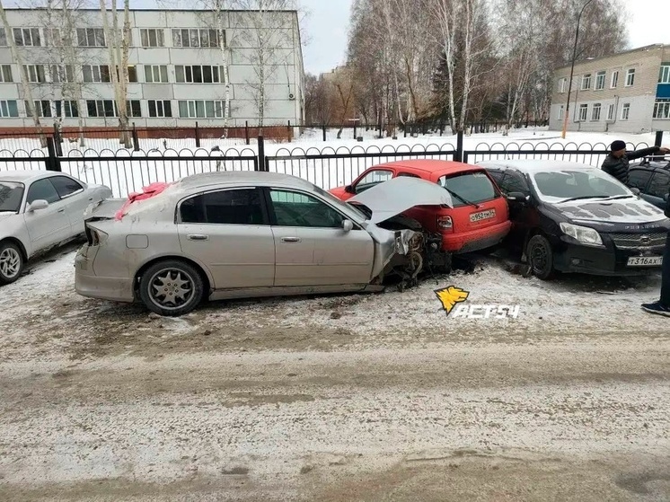 Массовая авария произошла около гимназии в Новосибирске