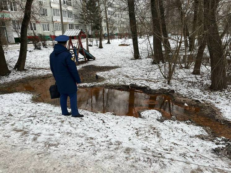 В Тверской области возле детской площадки перестала течь зловонная жижа