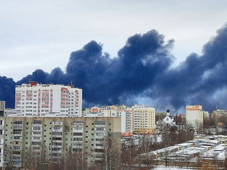 В небе над Орлом стоят клубы черного дыма