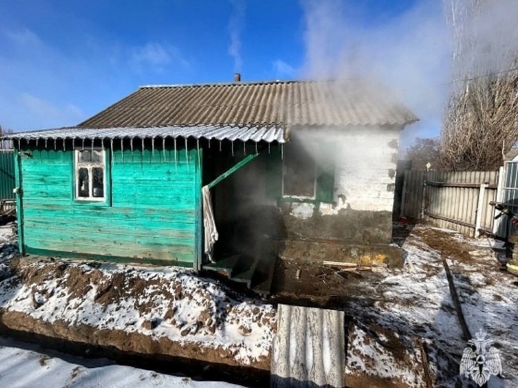 В Волгоградской области при пожаре в деревянном доме погиб 67-летний мужчина