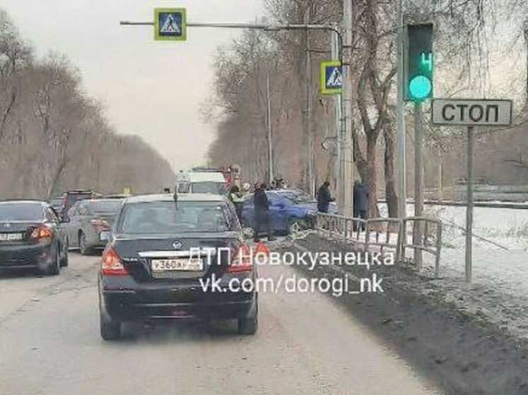 Автомобиль выехал с дороги в Новокузнецке