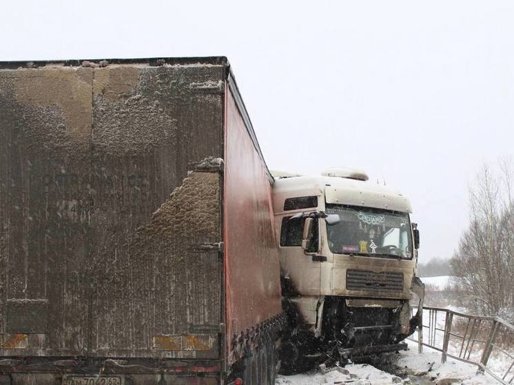 В Крестецком округе произошло ДТП с двумя грузовыми машинами и легковушкой