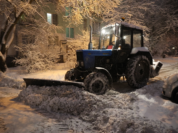 Городские службы Петербурга круглосуточно ликвидируют последствия сильного снегопада