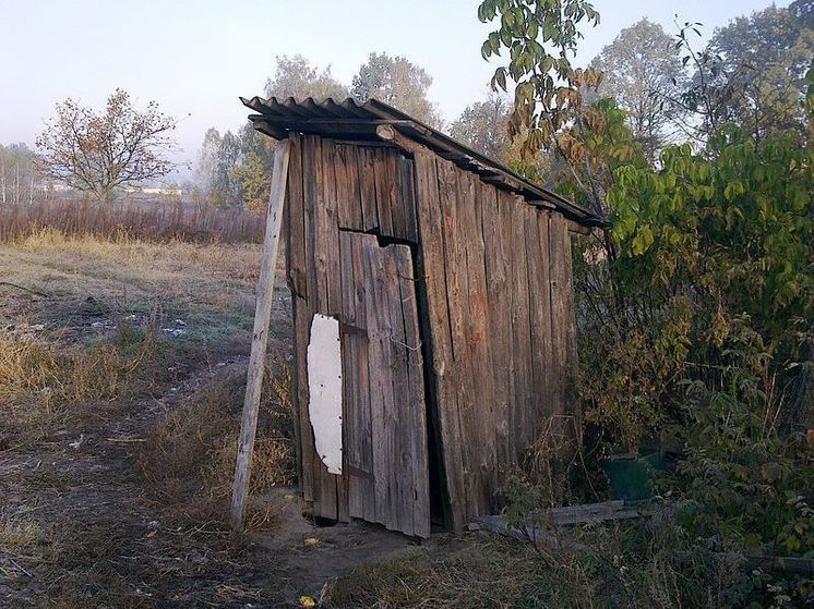 В Чите открыли деревянный туалет, который жители ждали почти два года