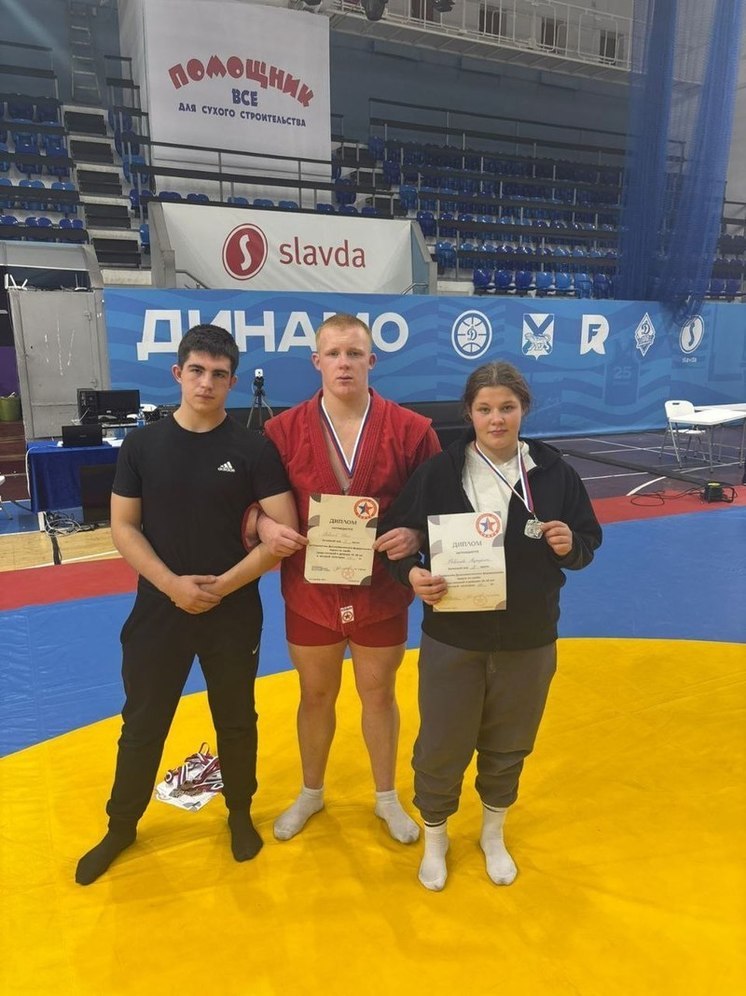 Сахалинские самбисты завоевали четыре медали первенства ДФО