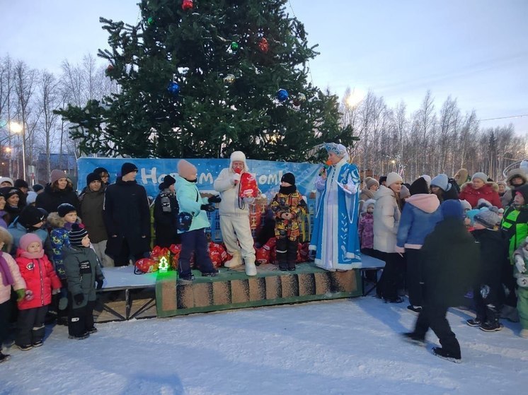 Дед Мороз на снегоходе: в Стрежевом зажгли огни на главной ёлке города