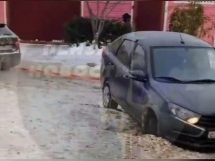 В Пензе на улице Терновского автомобиль провалился в яму в дороге