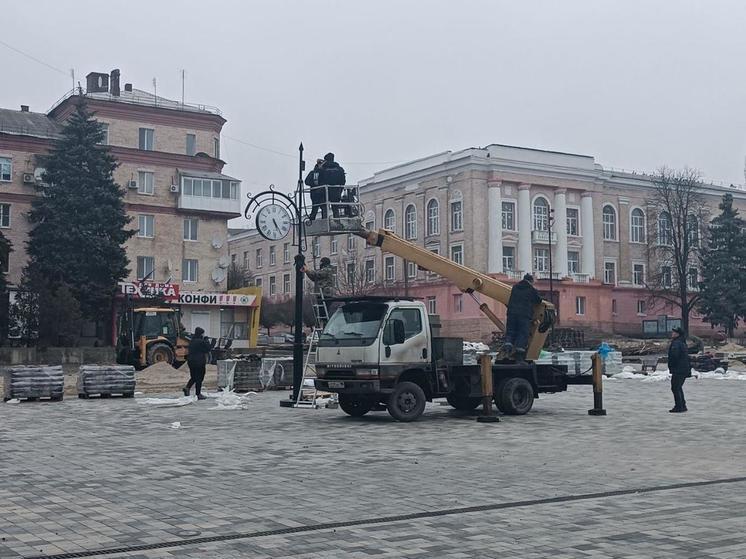 На главной площади Амвросиевки появились часы-указатель до Благовещенска