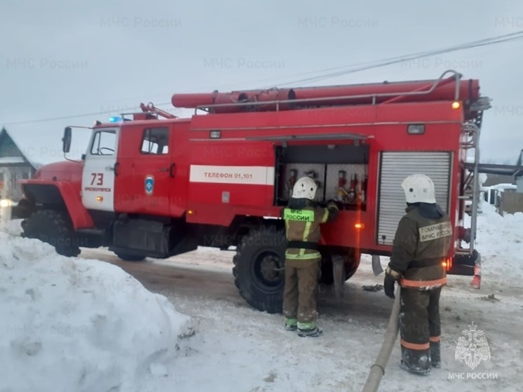 Мощный пожар вспыхнул в СТН под Первоуральском