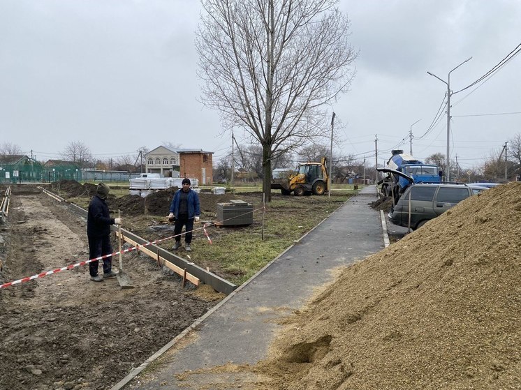 В окружном центре Новоалександровского округа благоустраивают зону отдыха