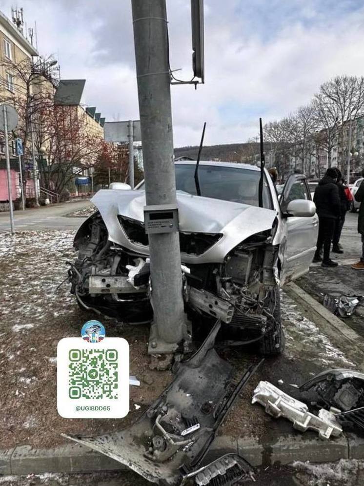 В Южно-Сахалинске Lexus влетел в дорожный знак