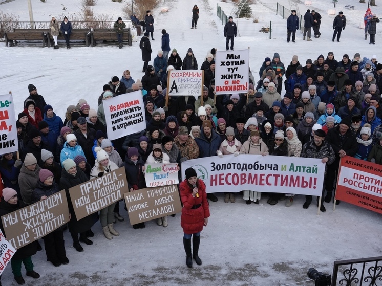 «Остановите этот беспредел»: жители Солонешенского района вышли на митинг против золотодобытчиков и обратились к Путину