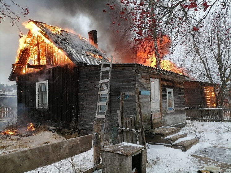 Пожарные спасали полыхавший деревянный дом в Олонецком районе