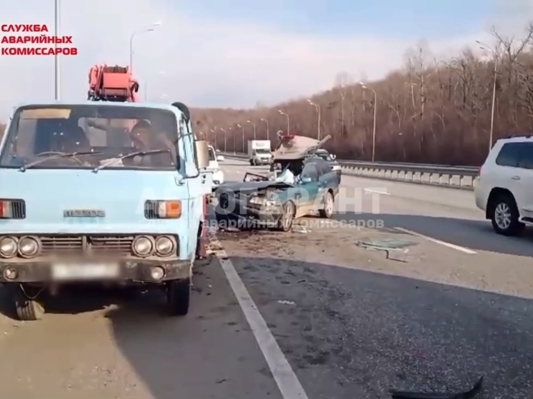 Водитель чудом выжил в ДТП во Владивостоке: у авто снесло крышу