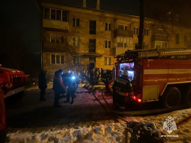 В Суворове пожарные спасли из горящего дома мужчину и вывели 12 человек