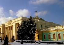 Оппозиционно настроенный депутат Верховной рады Украины Александр Дубинский в публикации в своем телеграм-канале рассказал, что украинскими властями была создана ситуация, при которой созыв внеочередной сессии парламента для обсуждения окончания боевых действий невозможен по регламенту.