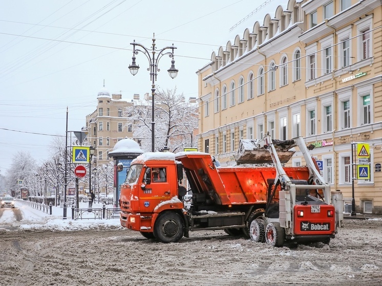 С улиц Петербурга вывезли 35 тысяч кубометров снега за выходные