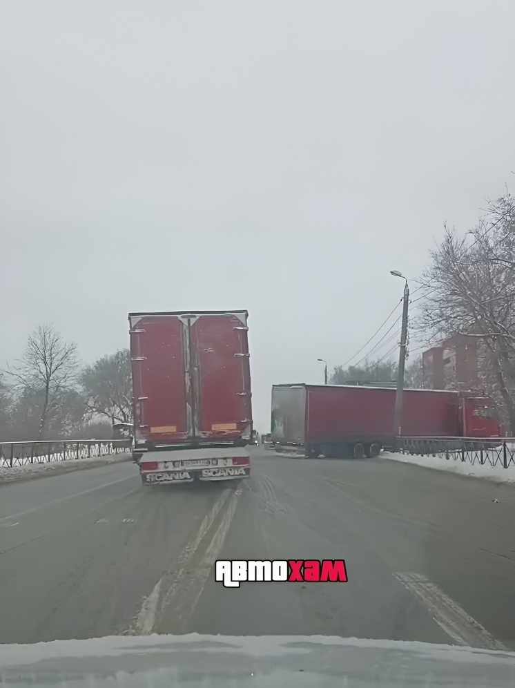 На улице Аустрина в Пензе фура перегородила проезжую часть