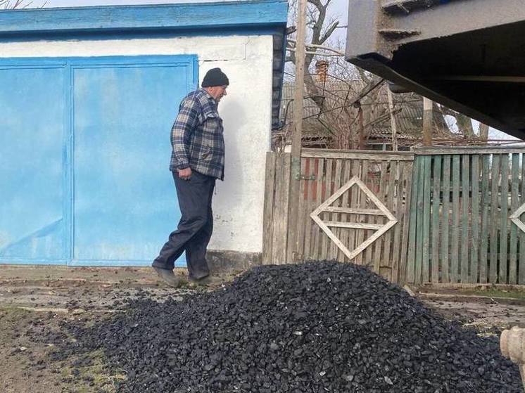 Волонтер-единоросс доставил херсонским пенсионерам 25 тонн угля